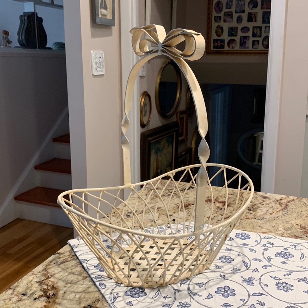 Shabby chic design Metal basket